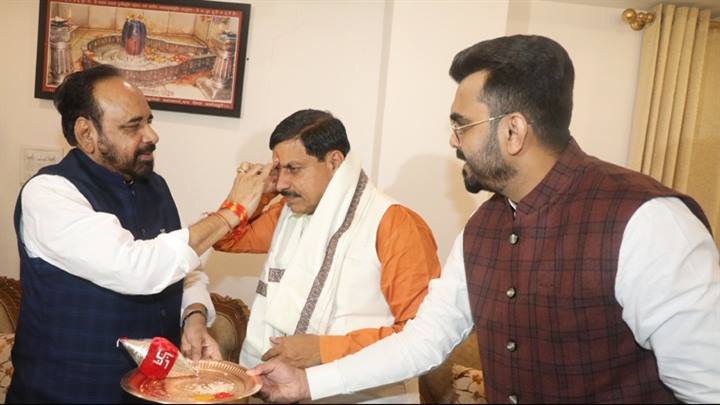 नवनियुक्त मुख्यमंत्री डॉ. यादव ने पूर्व केंद्रीय मंत्री श्री विक्रम वर्मा से प्राप्त किया आशीर्वाद
